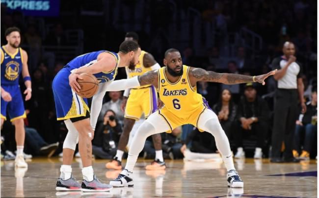 今日NBA伤停08:30 独行侠VS国王独行侠：塞思-库里、克勒贝尔因伤缺席国王：赫尔特、莱恩、莱尔斯因伤缺席09:00 爵士VS太阳爵士：沃克-凯斯勒因伤缺席太阳：渡边雄太、比尔、达米恩-李因伤缺席09:00 灰熊VS凯尔特人灰熊：蒂尔曼、肯纳德、德里克-罗斯、斯玛特因伤缺席凯尔特人：无10:00 开拓者VS雷霆开拓者：布罗格登、罗伯特-威廉姆斯、斯库特-亨德森、安芬尼-西蒙斯因伤缺席雷霆：贾伦-威廉姆斯因伤缺席10:30 湖人VS火箭湖人：文森特、范德比尔特因伤缺席火箭：阿门-汤普森、奥拉迪波因伤缺席专家推荐【阳光万丈】足球推荐五连红 早场带来乌拉甲解析【亚洲王分析师】篮球推荐20中16 今日带来多场NBA解析【大元老师】篮球推荐16中12 今日带来NBA精选解析今日是周一，晚间有世非预赛事，而欧洲杯预选赛将继续在凌晨展开。
